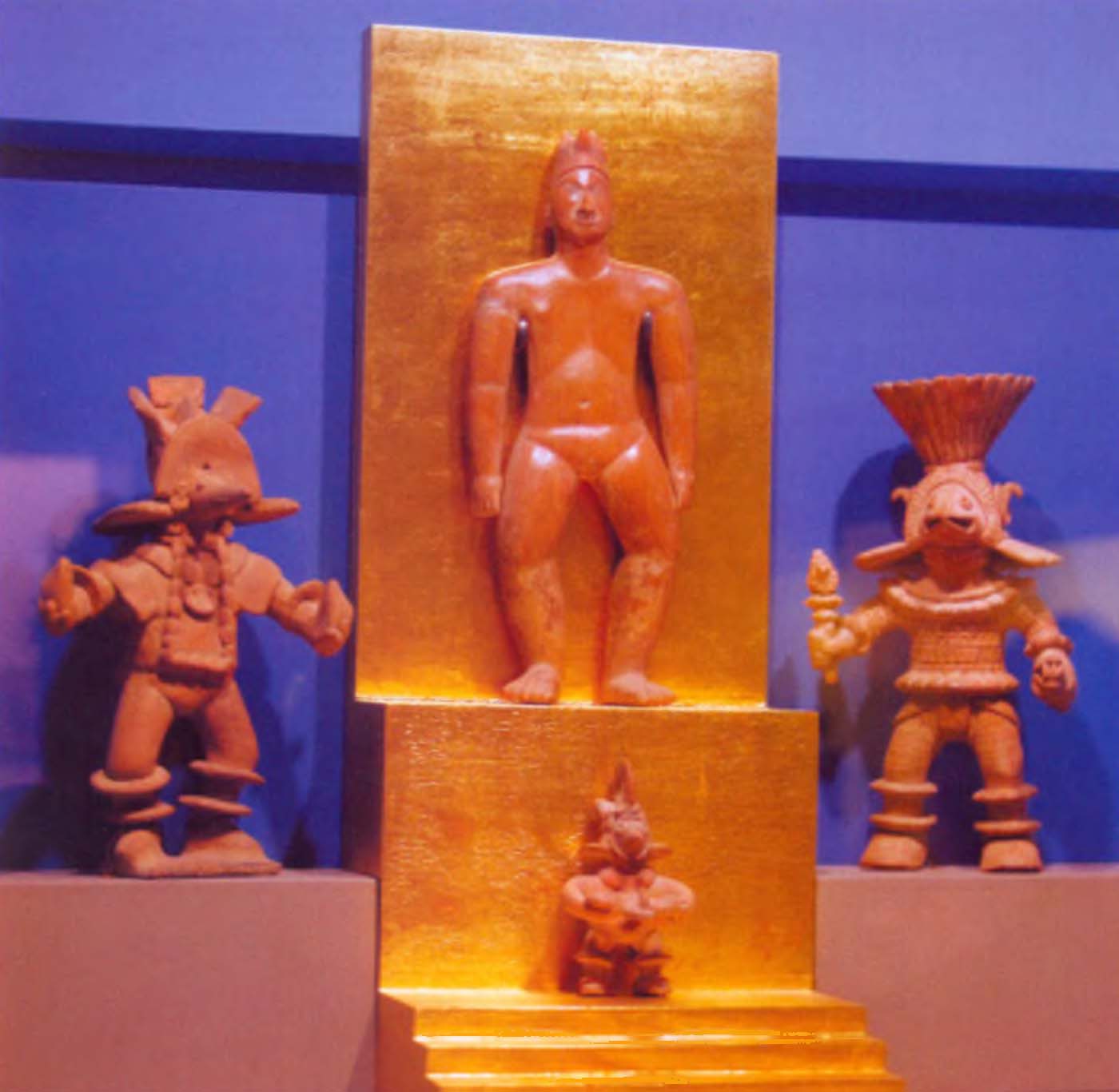 Статуэтки индейских богов.