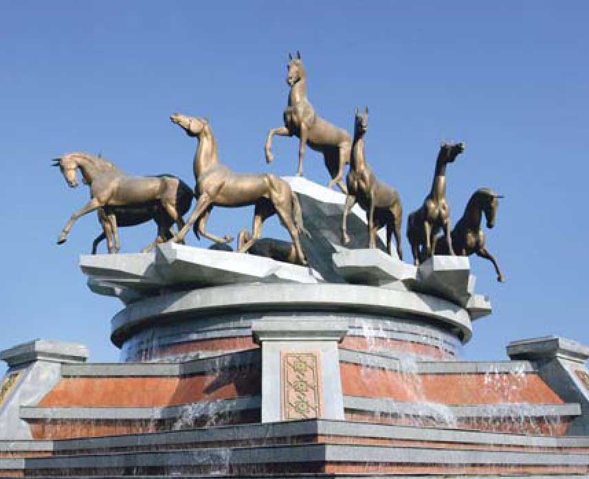 Памятник Ахалтекинским лошадям в Ашхабаде.