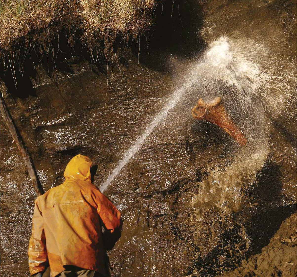 Вымывание костей мамонтов из вечной мерзлоты