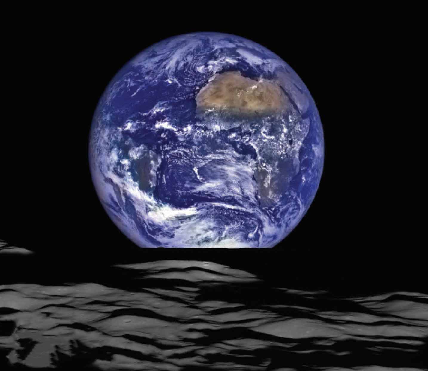 Космический аппарат NASA сделал этот снимок Земли, находясь на орбите Луны. Учёные предложили создать биобанк для сохранения жизни вблизи южного полюса Луны.